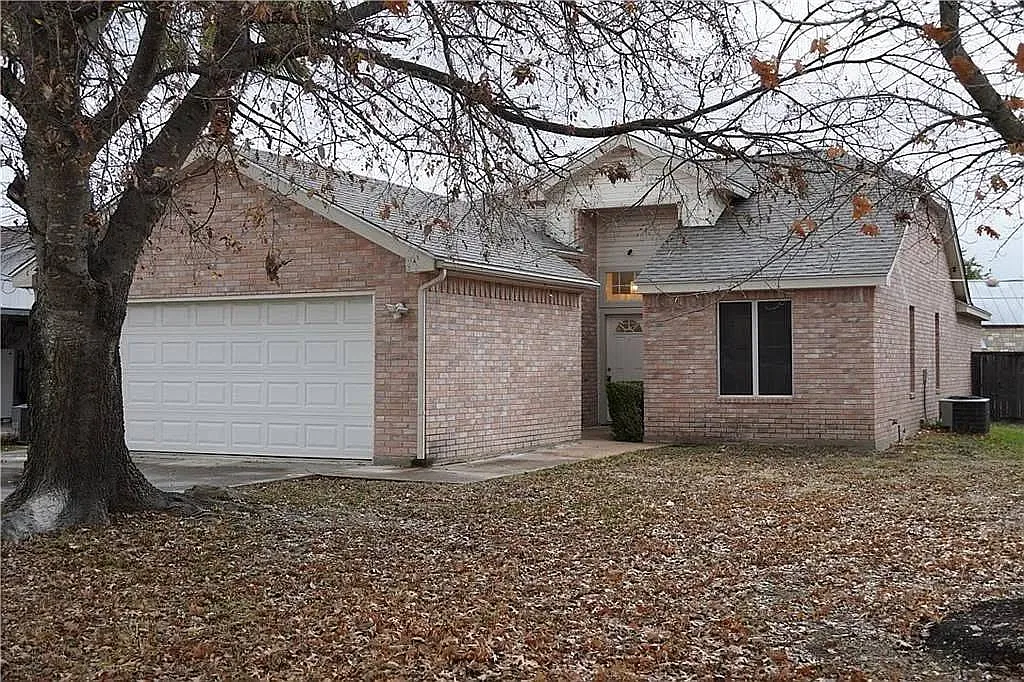3 bed, 1339 sqft, $2,100 — Photo 1