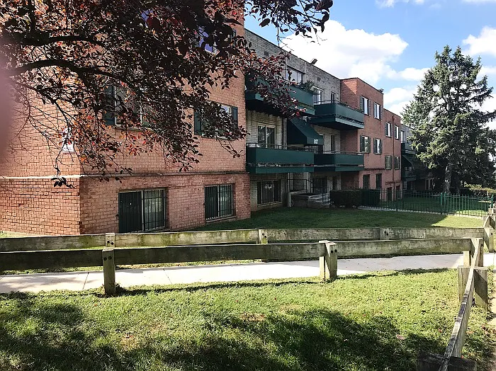 Colonial Village Apartments — Photo 7