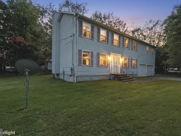 1226 Country Place Dr, Tobyhanna, PA 18466