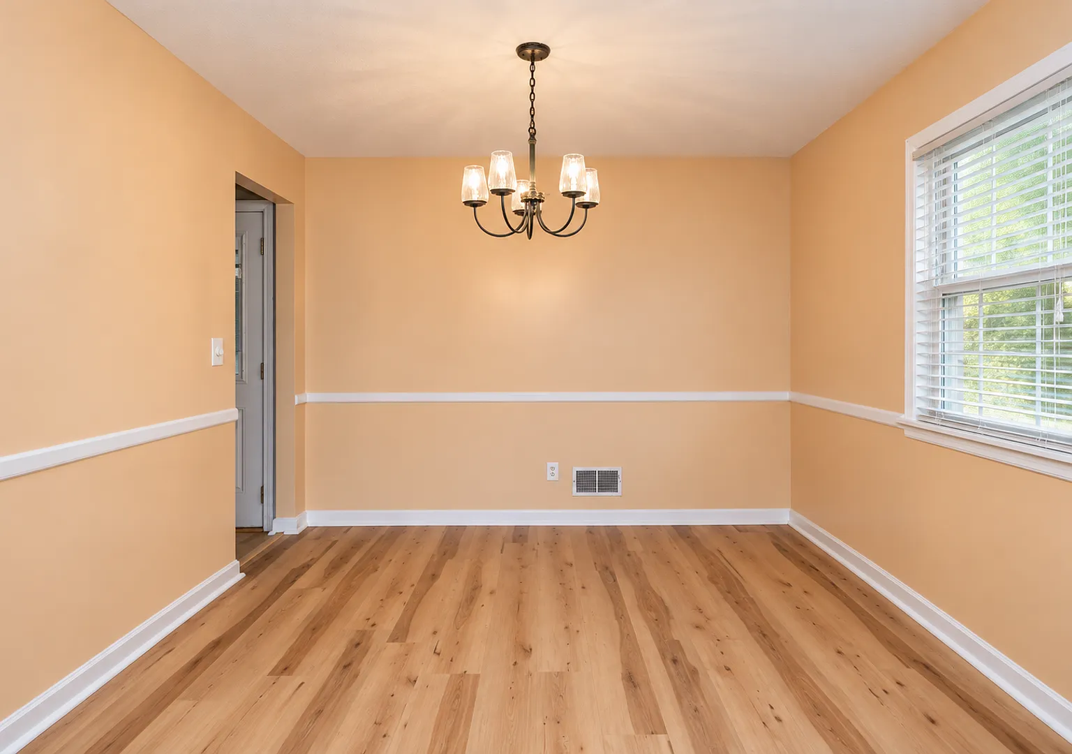 Spacious 3-Bedroom Home | 1.5 Baths | Large Yard — Photo 4