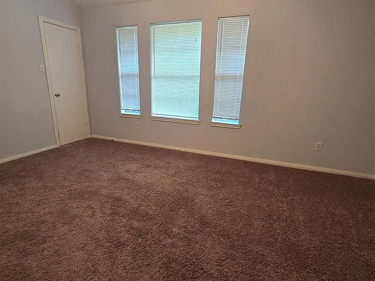 938 Birnham Woods Blvd — Photo 3