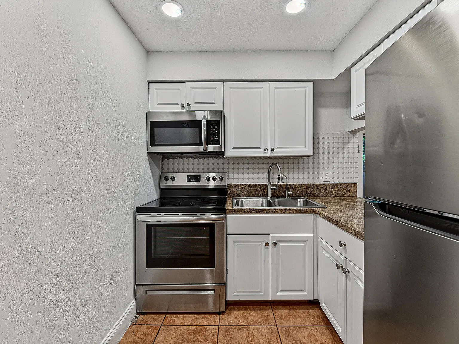 2 bed, 2.0 bath, 805 sqft, $2,200 — Photo 2