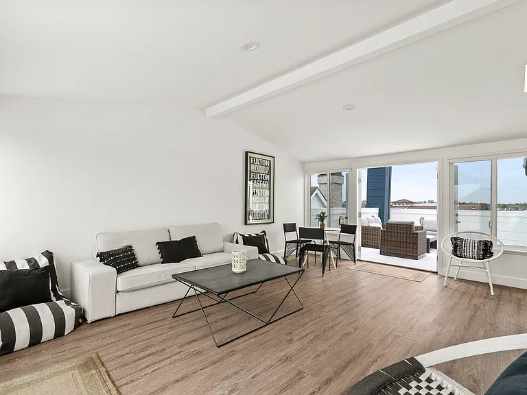709 W Balboa Blvd — Photo 40