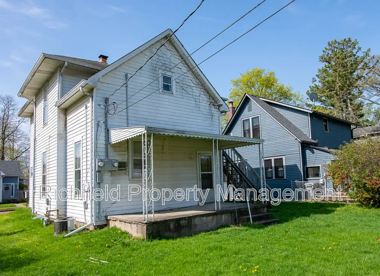 1562 Clinton St — Photo 4