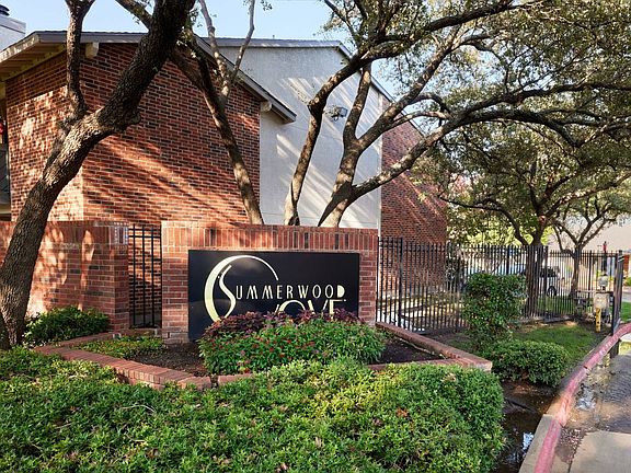 Summerwood Cove Entrance