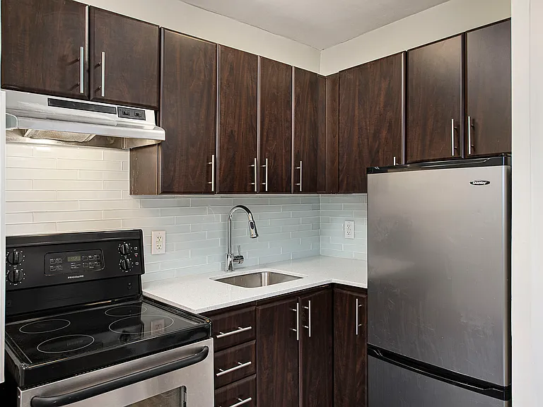 150 Dowling Ave — Photo 7