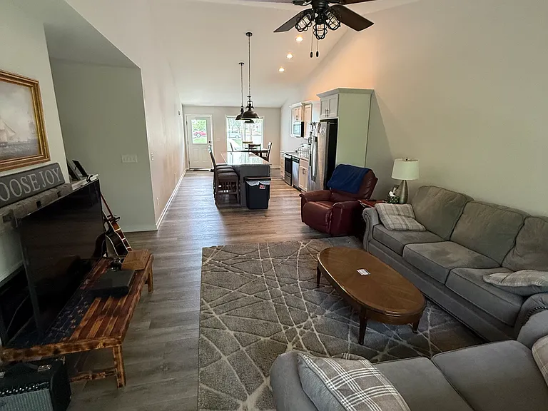 205 E Broadway St — Photo 2