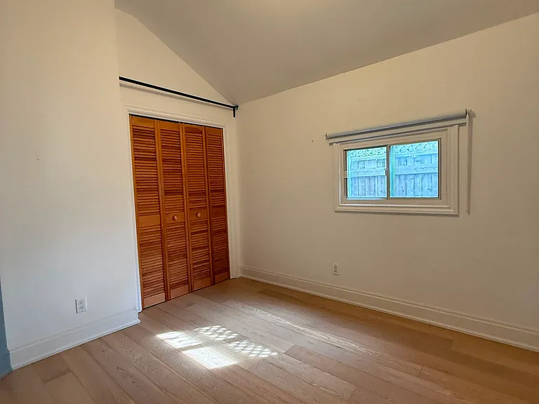 121 Paisley Blvd E — Photo 18