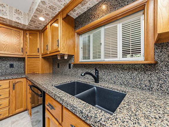 5th image of 641 W 6th St