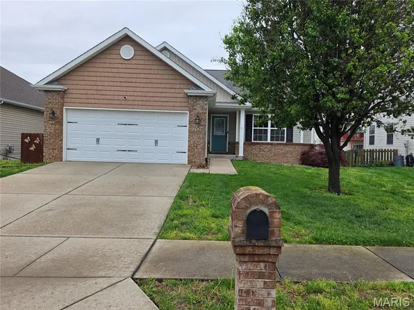 1391 Orchard Lakes Cir, Belleville, IL 62221