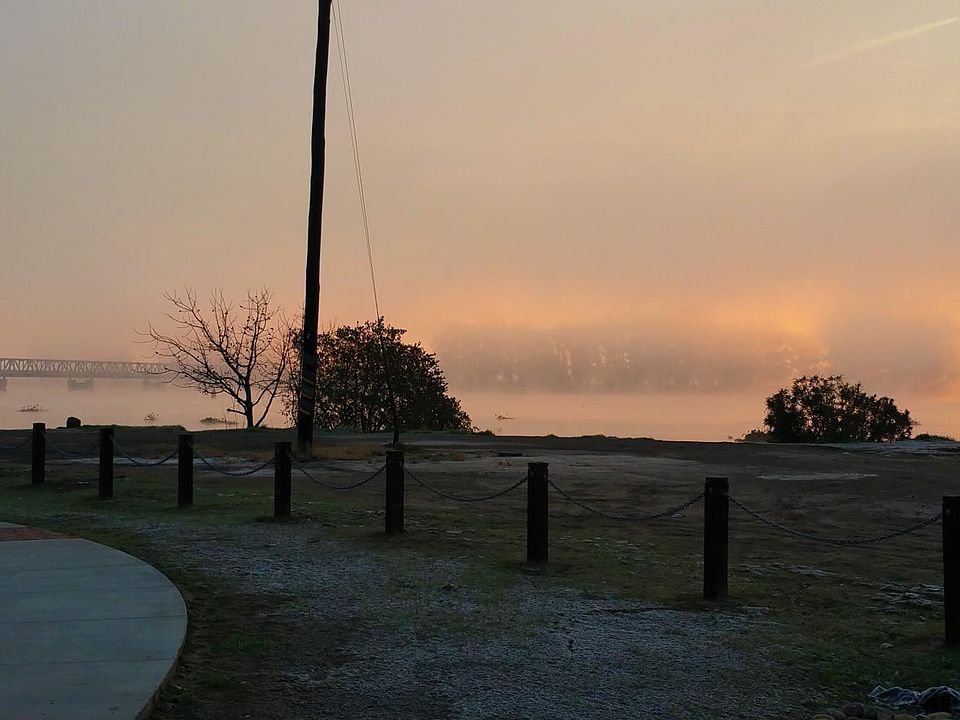 jogging trail along the Sacramento River is only 2 blocks away from the apartment.