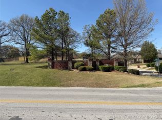 1302 N Old North Pl, Sand Springs, OK 74063