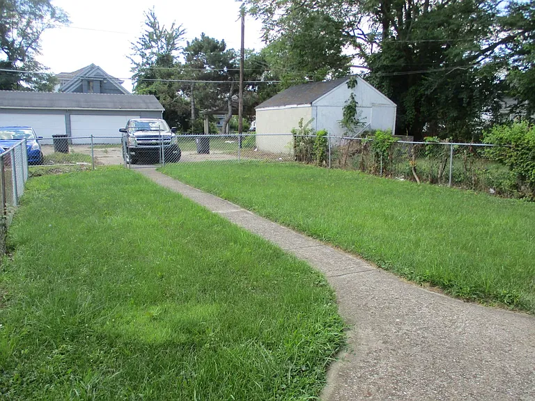 1214 Summit St — Photo 8