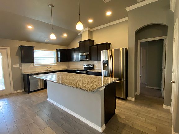2nd image of 2910 Cantabria St