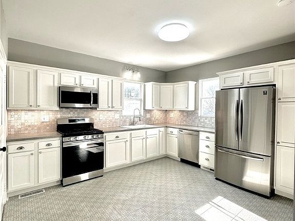 3rd image of 115 E 4th St