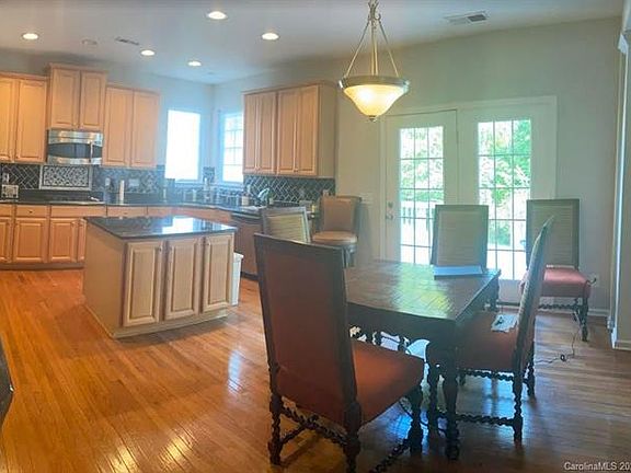 5th image of 1118 Victoria Blake Ln #37