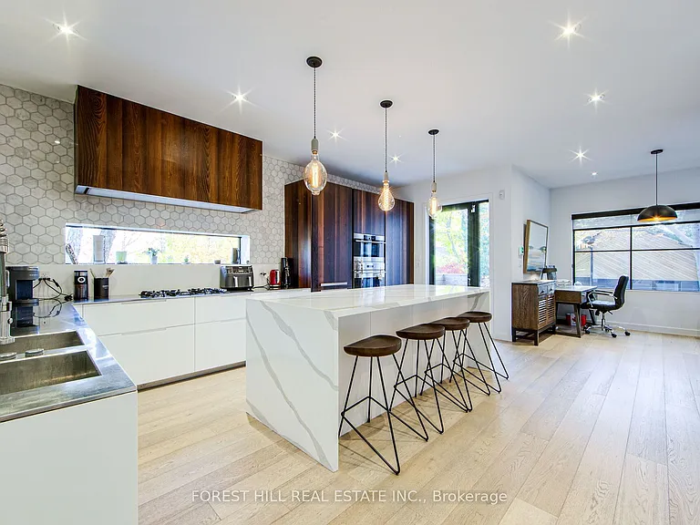 257 Manor Rd E — Photo 16