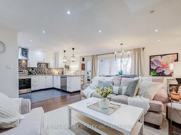 3025 The Credit Woodlands #320, Mississauga, ON L5C 2V3