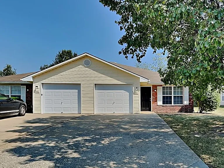 400 NW Woodbury Dr — Photo 1