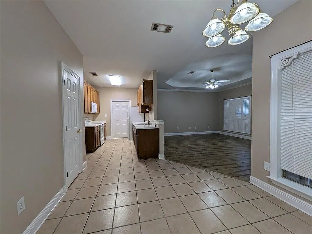 2 bed, 1100 sqft, $1,600 — Photo 4