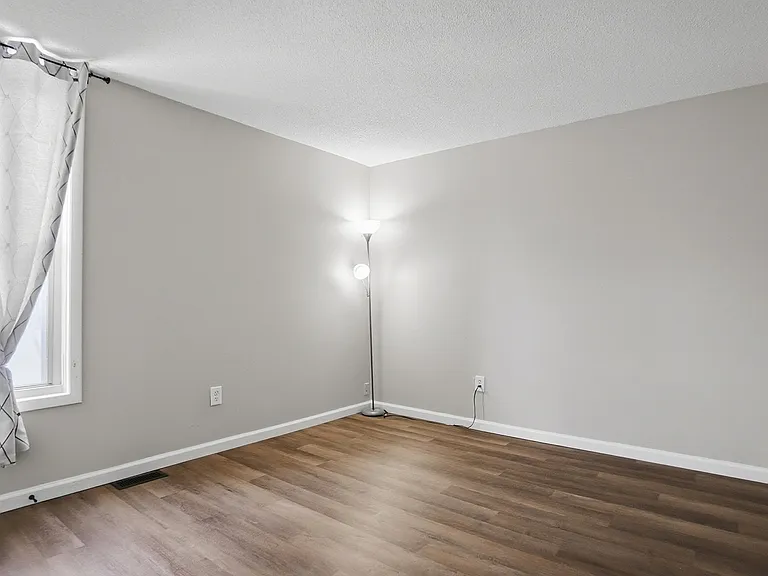 1225 E Lewis St — Photo 15