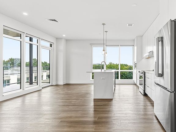3rd image of 125 Cambrian Way #620
