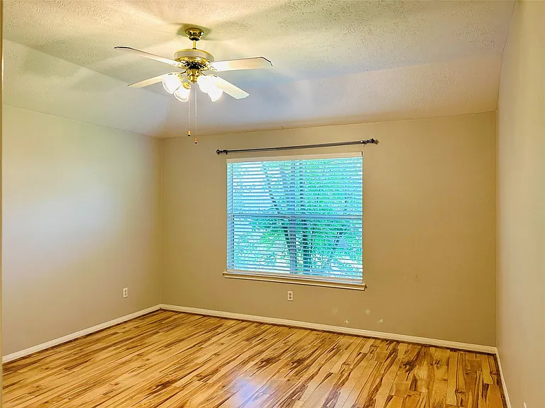 1404 Helmsley Dr — Photo 18