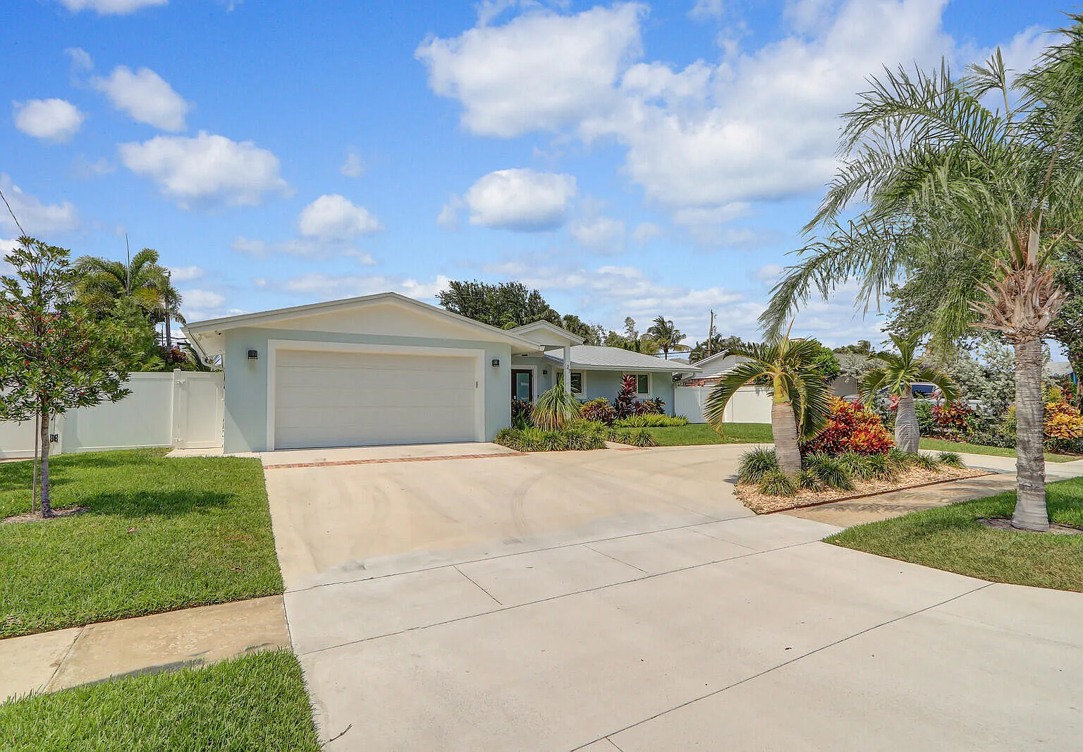 3 bed, 2.5 bath, 1560 sqft, $6,200 — Photo 3