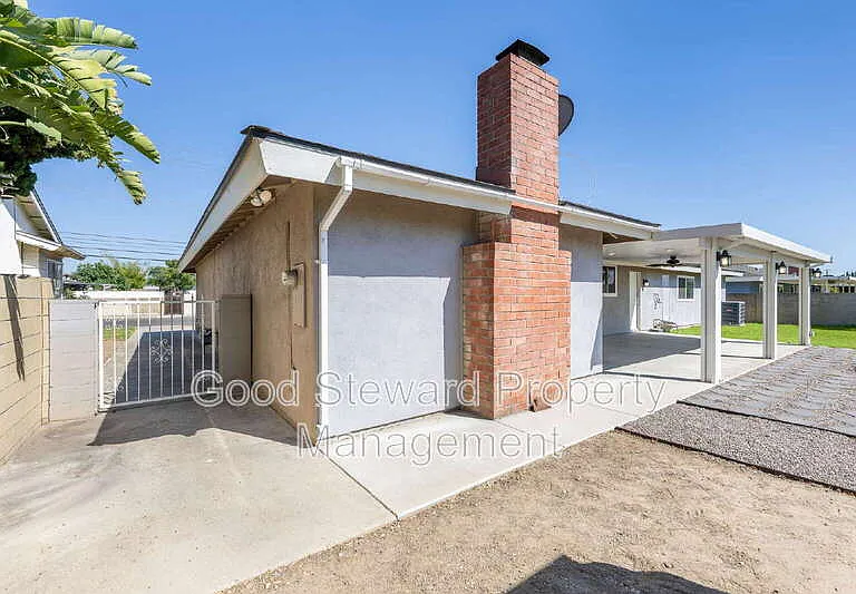 1219 N Van Buren St — Photo 43