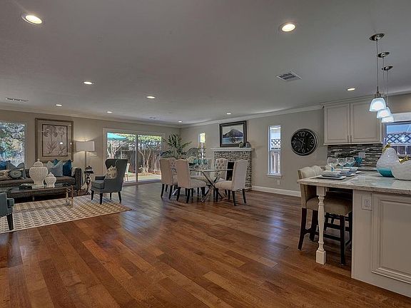 5th image of 1057 Redmond Ave