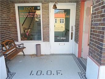4th image of 215 Spring St