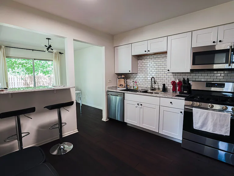 1049 Talbots Ln — Photo 10