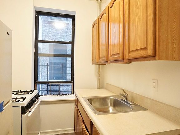 4th image of 235 W 146th St #B4