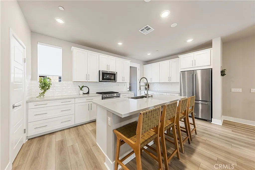 4 bed, 1828 sqft, $5,650 — Photo 1