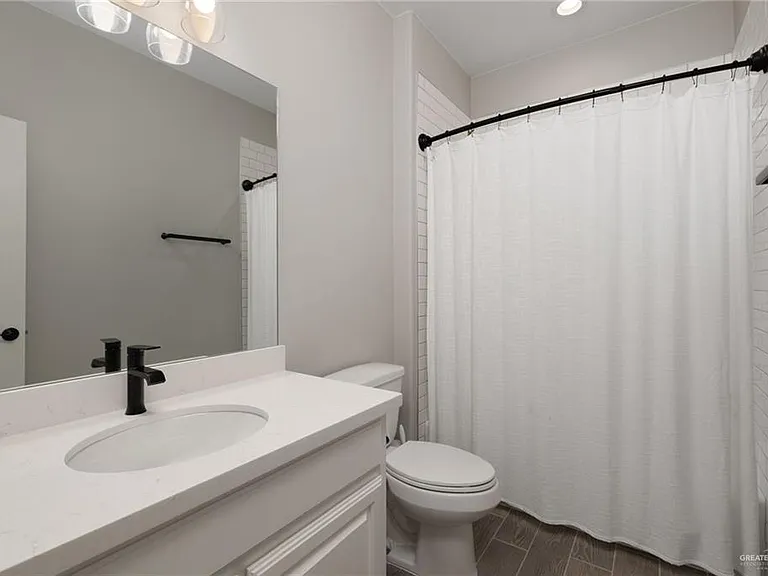 1407 E Silos Ave — Photo 12