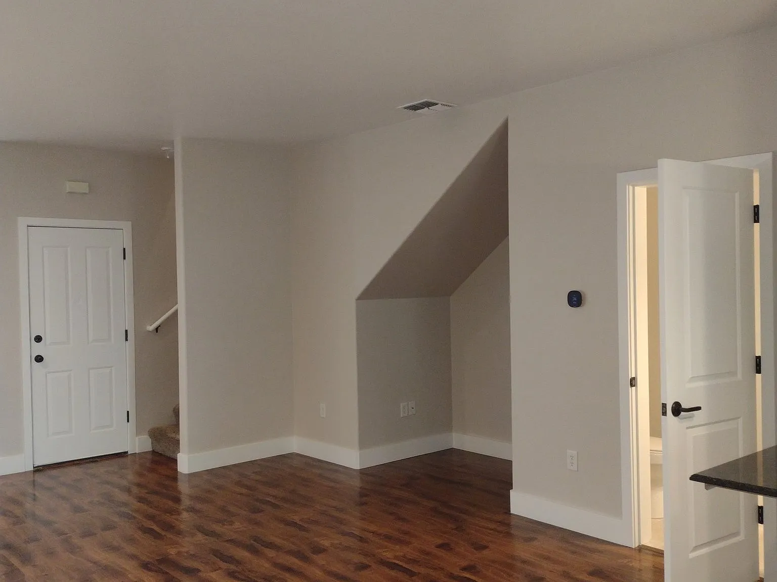 Nicely appointed townhouse in a quiet neighborhood — Photo 4