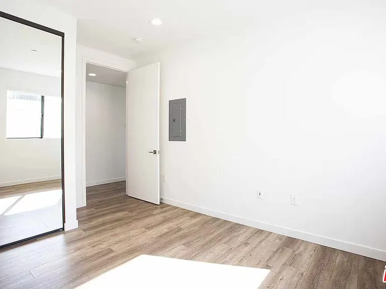 11478 Moorpark St #102 — Photo 14