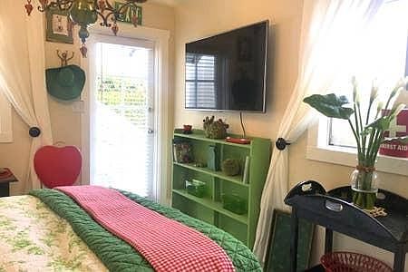 2nd image of 2528 De La Vina St APT 5