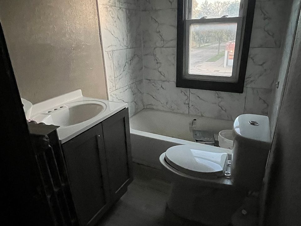 2nd image of 1952 W Hampton Ave #1