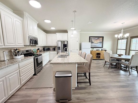 3rd image of 313 Creekside Ln