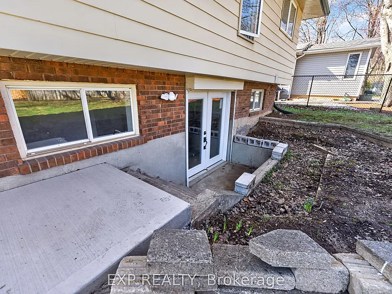 2580 Noella Cres #LOWER — Photo 24