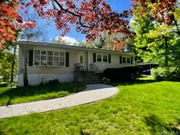 8 Edward Ln, Spring Valley, NY 10977