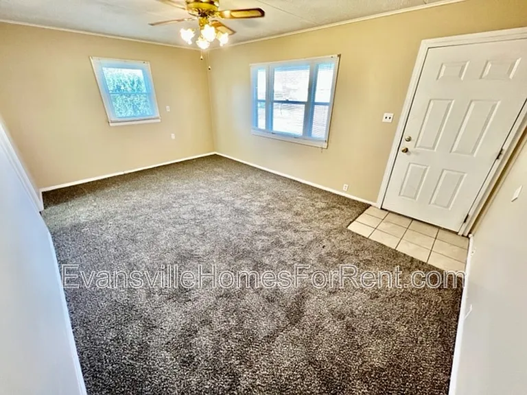 1525 Waggoner Ave — Photo 2