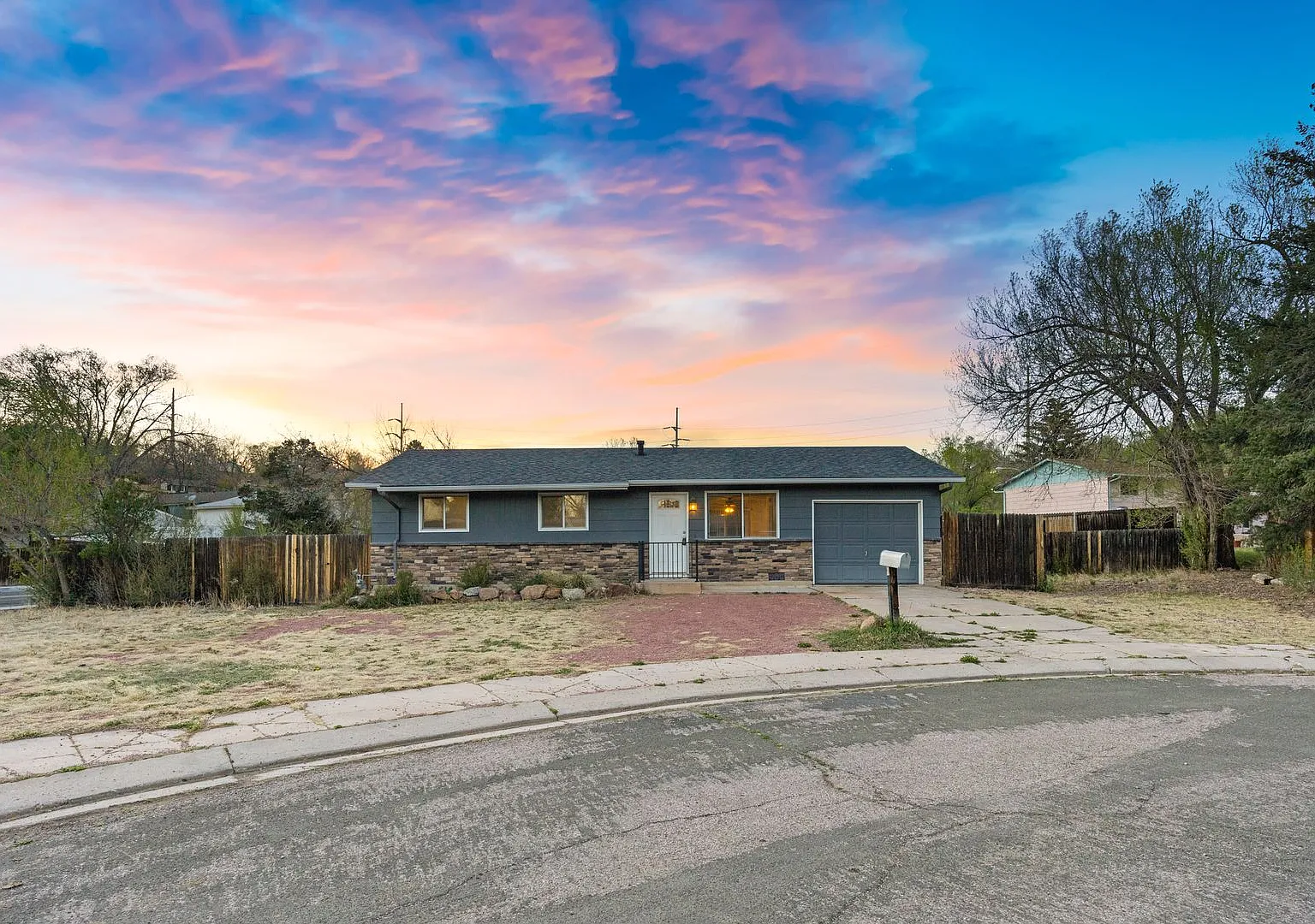 Charming 3 bedroom 1 Bath near Old Colorado City and Fillmore — Photo 1