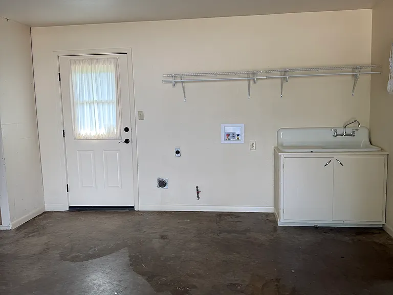 109 E Highway St — Photo 20