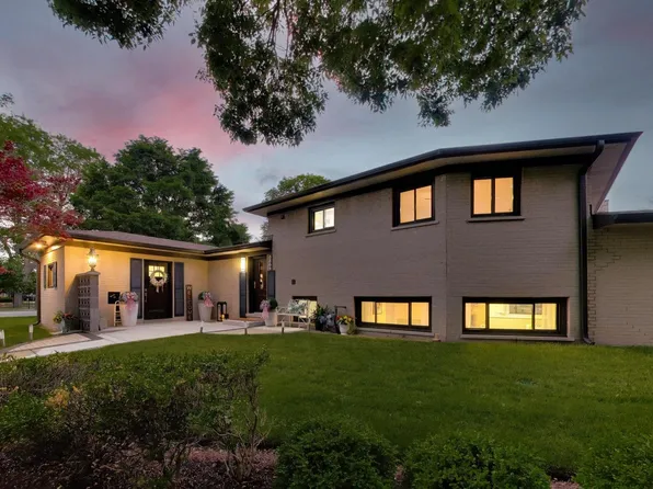 8864 E Prairie Rd, Skokie, IL 60076