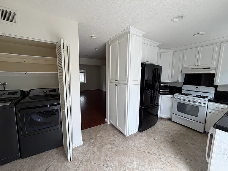 Kitchen & Dining Area