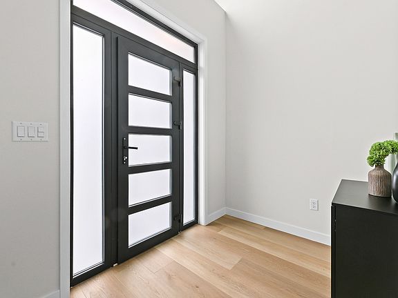 2nd image of 617 W 5th Ave S