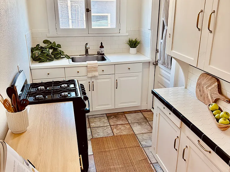 143 W Ivy St — Photo 12