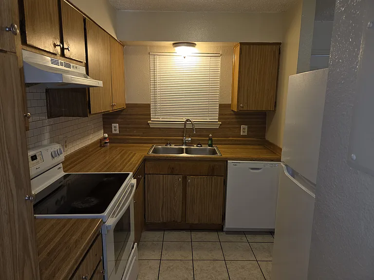 900 Ticonderoga Dr #B — Photo 4
